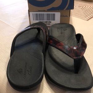 Clarks NWT Brio Sol Tortoiseshell flip flops